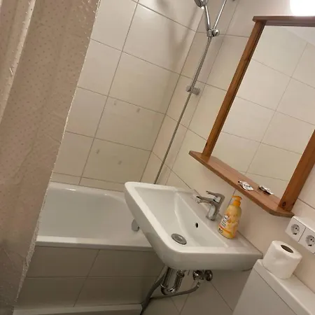 Zweibettzimmer Fuer Monteure In Dessau 3-zimmer-wohnung Mit Gemeinschaftskueche Und -bad Apartment